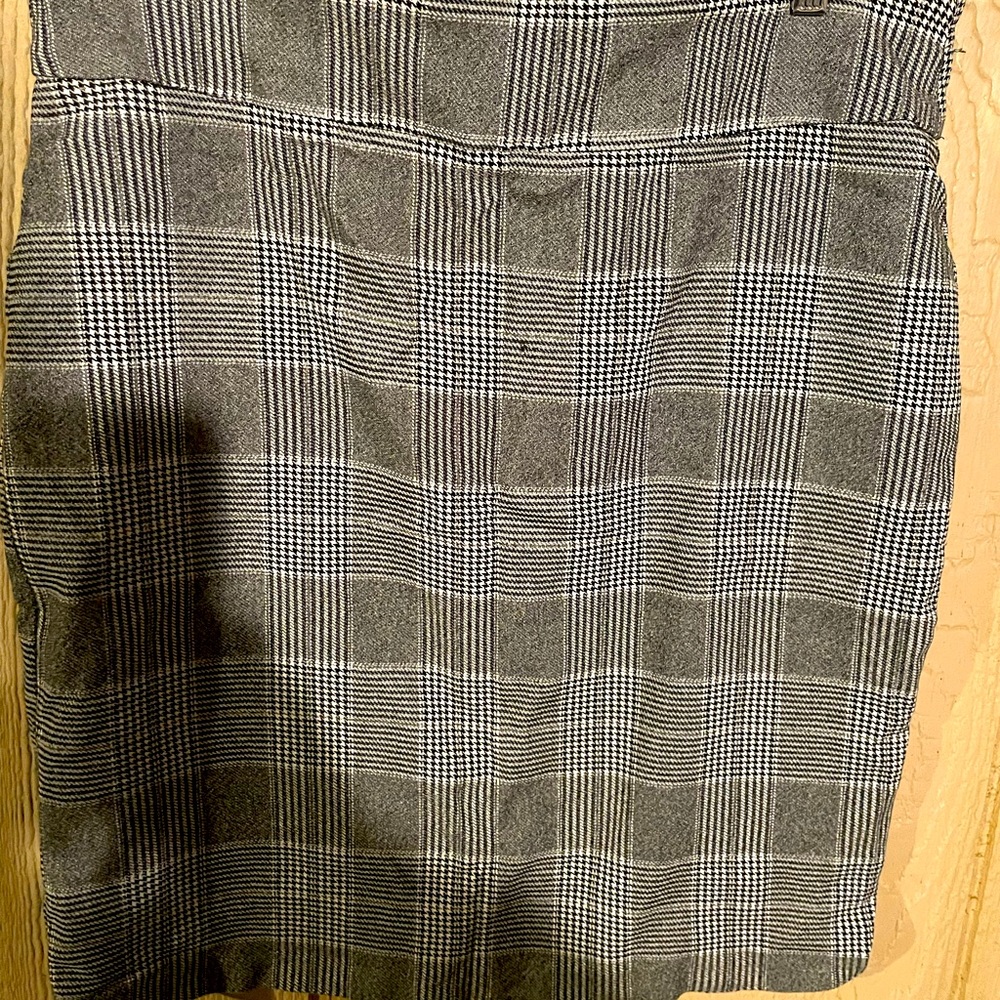 Women black and white skirt extra-large‎